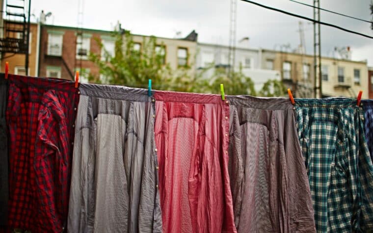 Linge suspendu sur une corde, en ville