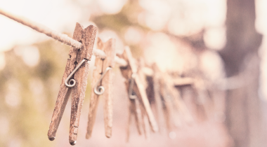 épingles sur une corde à linge pour le ménage du printemps dans appartement Kangalou