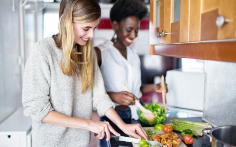 Colocataires qui cuisinent