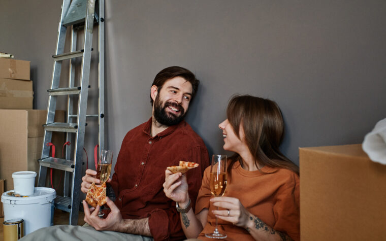 Couple célébrant leur déménagement