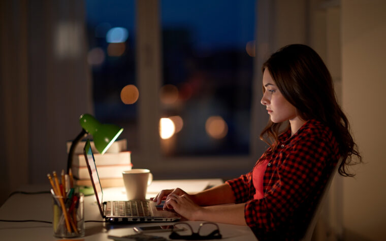 Étudiante devant son ordinateur