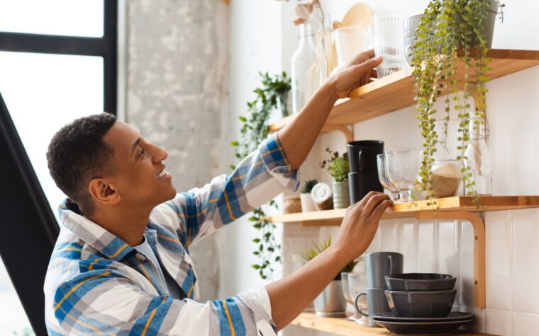 Homme qui range et organise sa cuisine