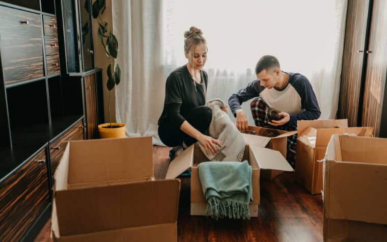 Couple qui fait des boîtes