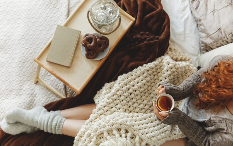 Femme qui lit dans un environrement douillet