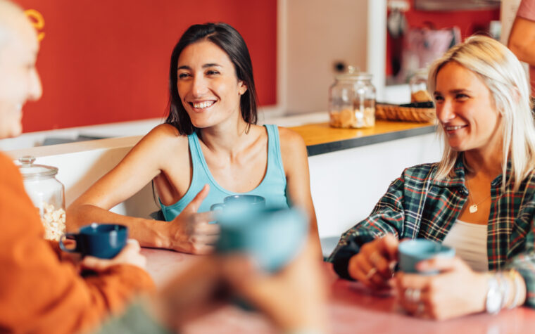 Colocataires qui prennent un café