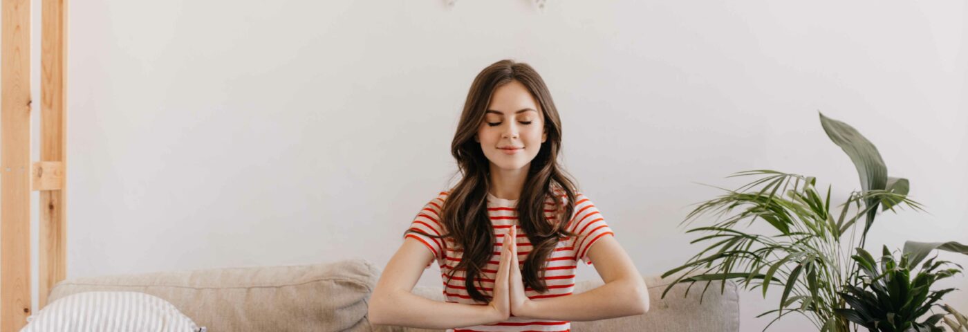 Fille zen dans un appartement lumineux