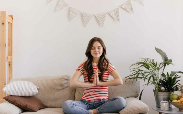 Fille zen dans un appartement lumineux