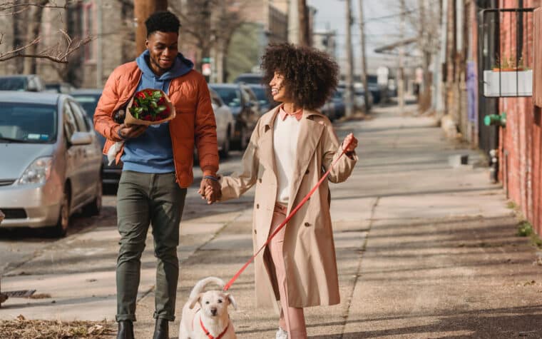 Couple marchant avec chien