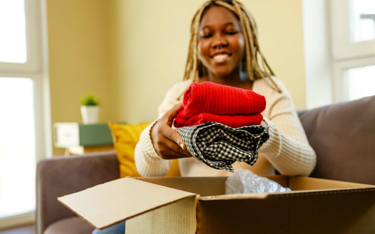 Jeune femme qui fait des boîtes