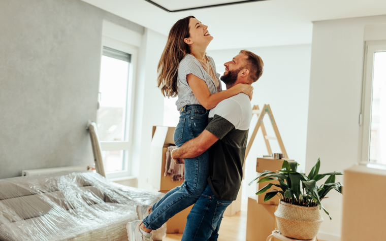 Couple heureux dans leur nouvel appartement