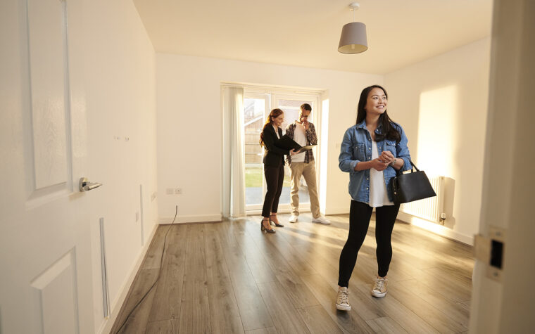 Jeune couple qui visite un appartement