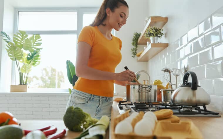 Jeune femme cuisinant