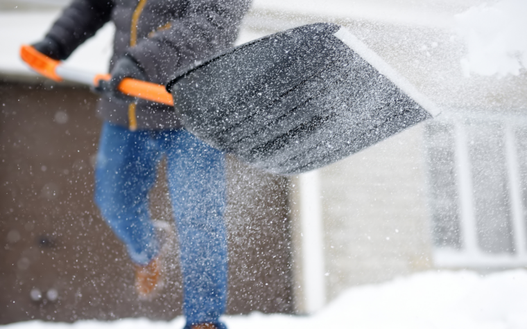 Bien gérer le déneigement et le déglaçage de vos immeubles locatifs