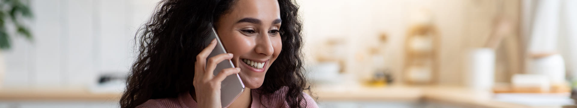 Jeune femme qui parle au téléphone